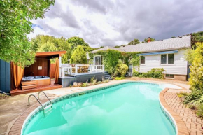 4BR Family Home - w Private Pool and Games Room, Hamilton